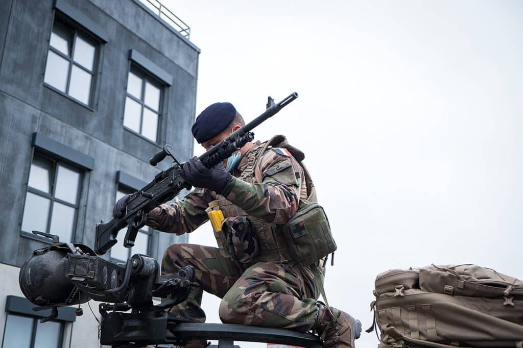 Soldat français avec une mitrailleuse polyvalente FN MAG - SGT Jérôme SALLES, armée française | Licence Ouverte 2.0