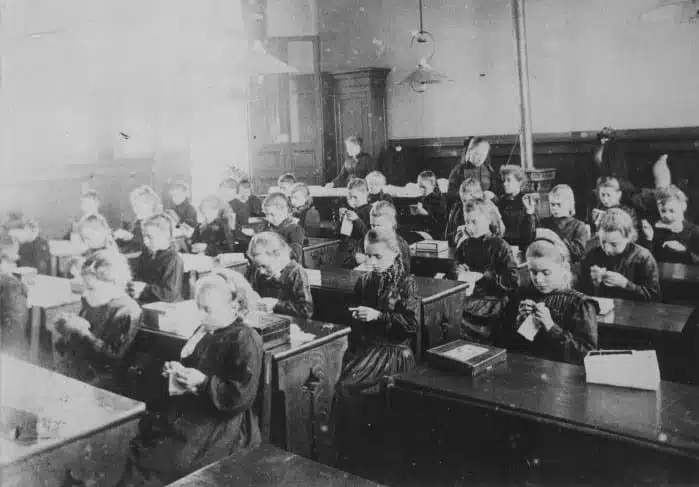 Une leçon de couture dans une classe de filles à Hellemmes - Inconnu | Domaine public
