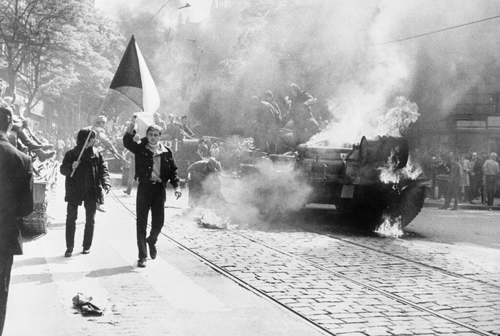 Les Tchécoslovaques arborent leur drapeau national devant un char soviétique en feu à Prague - L'Agence centrale de renseignement | Domaine public