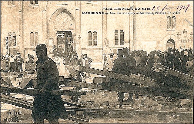 Barricades devant l'Hôtel de Ville de Narbonne en 1907 – ELD | Domaine public