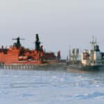 Brise-glace nucléaire 50 Let Pobedy escortant le Yamal Irbis en mer de Kara - Tuomas Romu | Creative Commons BY-SA 3.0