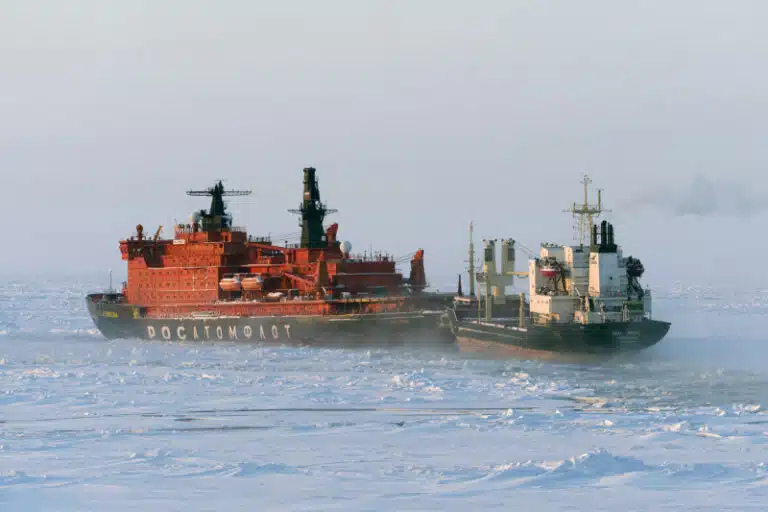 Brise-glace nucléaire 50 Let Pobedy escortant le Yamal Irbis en mer de Kara - Tuomas Romu | Creative Commons BY-SA 3.0
