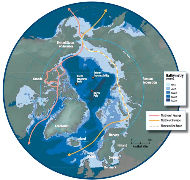 Carte des routes maritimes de l'Arctique, dont la route maritime du Nord en bleu - Susie Harder | Domaine public