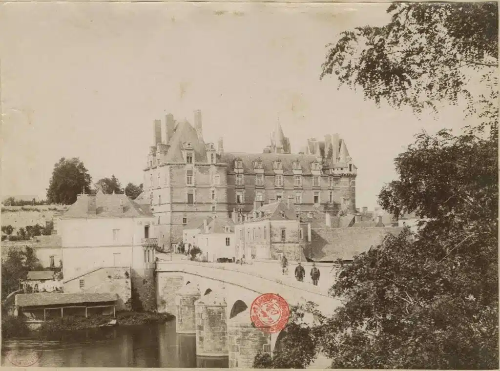 Château de Durtal et point sur le Loir - Archive départementale du Maine-et-Loire | Licence Ouverte Version 2.0