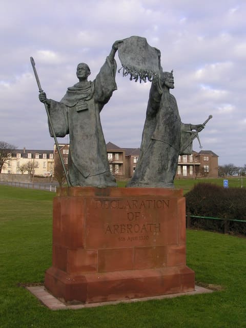 Statue de Bernard de Kilwinning et Robert Ier tenant la déclaration d’Arbroath située devant l’infirmerie d’Arbroath - Karen Vernon | Creative Commons BY-SA 2.0