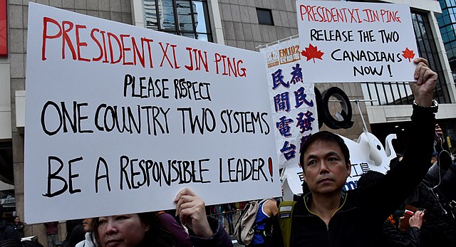 Des manifestants à Hong Kong demandent la libération des deux Michael afin d'appaiser les tensions pour la libération de Meng Wanzhou, directrice financière de Huawei - Iris Tong | Domaine public