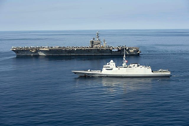 La FREMM Languedoc navigue aux côtés de l'USS Dwight D. Eisenhower en mer Méditerranée en 2021. Les deux bâtiments sont intégrés aux groupements aéronavals présents au Levant dans le cadre du conflit israelo-palestinien - US Navy | Domaine public