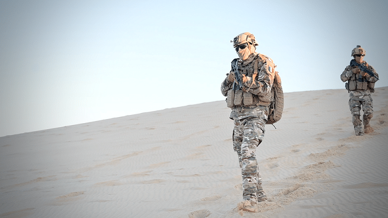 Le nouveau camouflage de la tenue de combat : le bariolage multi-environnement - Armée de Terre | Licence ouverte 2.0