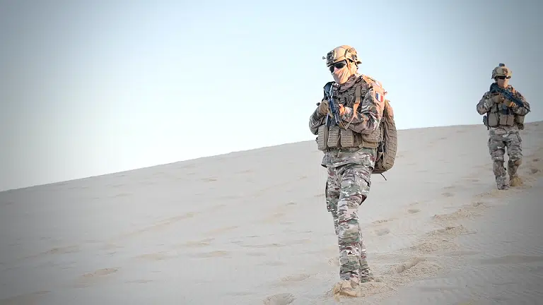 Le nouveau camouflage de la tenue de combat : le bariolage multi-environnement - Armée de Terre | Licence ouverte 2.0