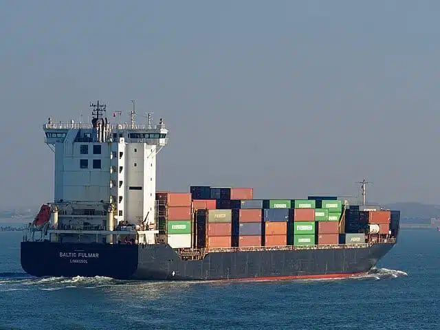 Le porte-conteneurs NewNew Polar Bear sous son ancien nom Baltic Fulmar. Premier navire à traverser la route maritime du Nord lors de son ouverture officielle, ce navire date pourtant de 2005 et est passé sous pavillon chinois en 2023 - Alf van Beem | Creative Commons Zero, Public Domain Dedication