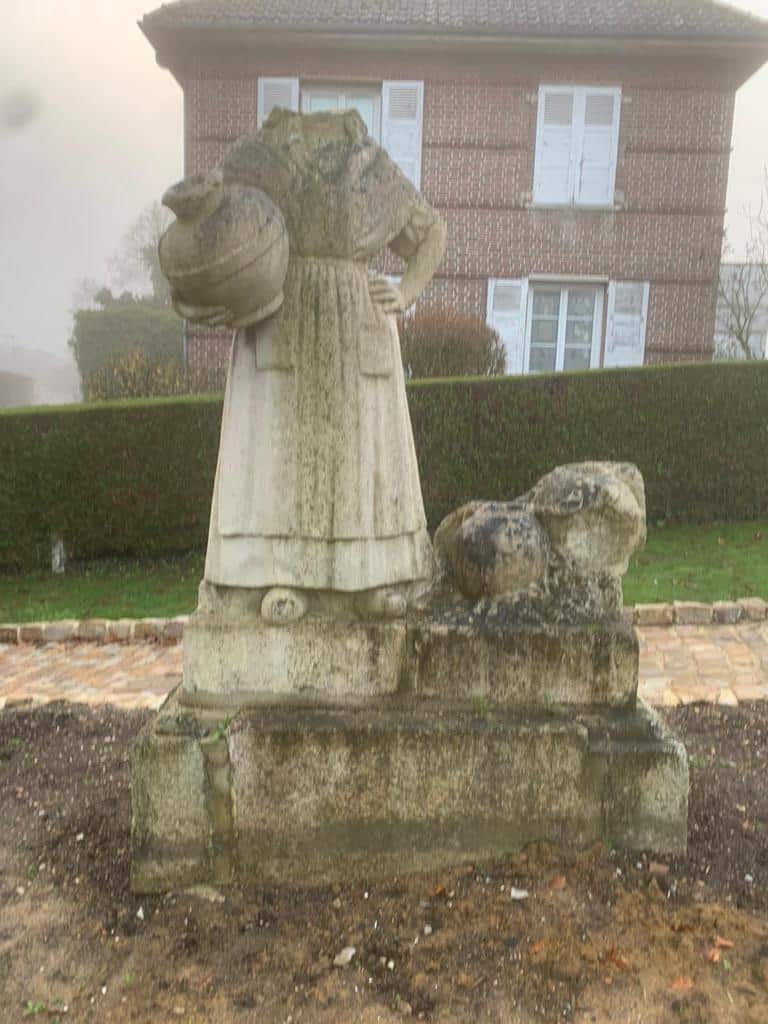 Statue de Marie Harel décapitée à Vimoutiers - Marie-Christine Dubust | Domaine public