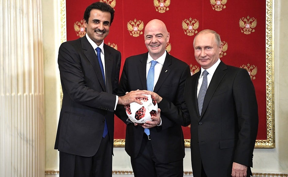 Le président russe Vladimir Poutine remettant symboliquement les droits d'organisation de la Coupe du monde 2022 à l'émir du Qatar Tamim bin Hamam Al Thani, en juin 2018, par l'intermédiaire du président actuel de la FIFA Gianni Infantino - Kremlin.ru | CC BY 4.0