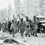 Soldats Finlandais le long de la route de Raate probablement en marche vers les positions soviétiques - Auteur inconnu | Domaine public