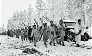 Soldats Finlandais le long de la route de Raate probablement en marche vers les positions soviétiques - Auteur inconnu | Domaine public
