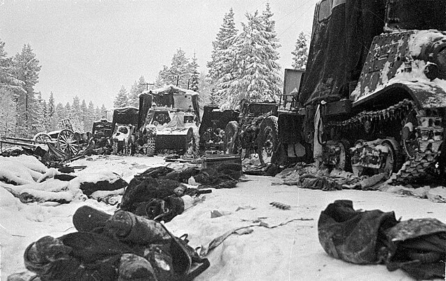 Soldats soviétiques tombés au combat et matériel abandonné sur la route de Raate - Auteur inconnu | Domaine public