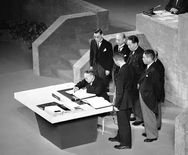 Le Premier ministre japonais Shigeru Yoshida (1878-1967, en fonction de 1946 à 1947 et de 48 à 54) et les membres de la délégation japonaise signent le traité de San Francisco | Public domain