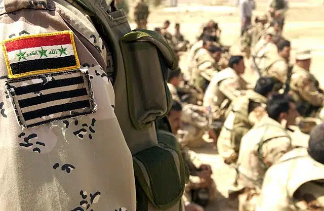 Des soldats de la 1ère brigade de l'armée irakienne (IA) suivent une formation sur la sécurité du périmètre au camp Cooke, sur la base militaire d'Al Taji, dans la province de Bagdad, en Irak (IRQ), au cours de l'opération IRAQI FREEDOM - US Army | Domaine public
