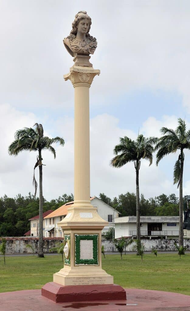 Cayenne, colonne de la République, avec le buste de Charlotte Corday - Cayambe | Creative Commons C BY-SA 4.0 DEED