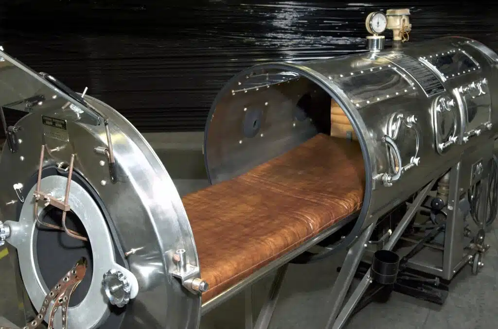 Un poumon d'acier. Le patient est couché dans la chambre qui, une fois fermée, permet d'obtenir une oscillation de la pression. Iron lung, 2004 - Auteur inconnu | Domaine public