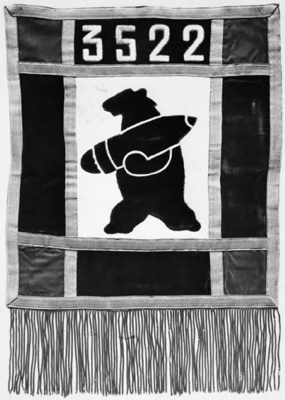 Badge de la 22ème compagnie de ravitaillement d’artillerie du deuxième corps d’armée polonais représentant Wojtek - Auteur inconnu | Domaine public