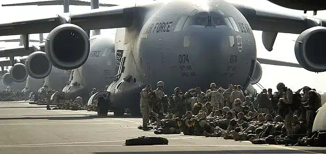 Des parachutistes de l'armée américaine de la 173e brigade aéroportée se préparent à monter à bord de C-17 Globemaster III en soutien à l'opération Iraqi Freedom - Tech. Sgt. Stephen Faulisi, U.S. Air Force | Domaine public