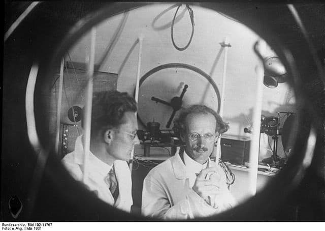 Le professeur Piccard (à droite) et l'ingénieur Paul Kipfer (à gauche), dans la nacelle du ballon - Auteur inconnu | Creative Commmons BY 3.0