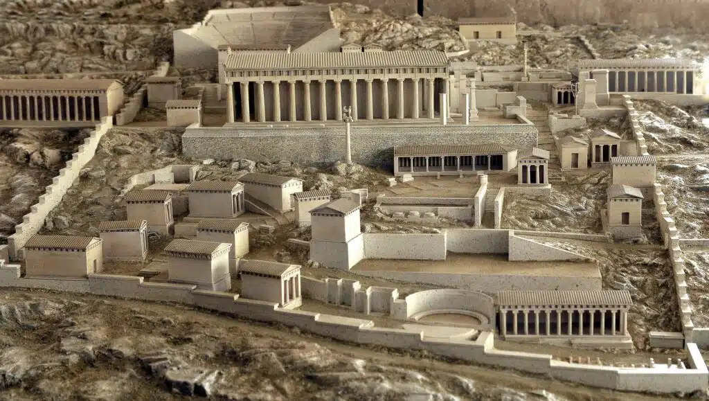 Maquette du sanctuaire d'Apollon de Delphes, musée archéologique de la ville - Auteur inconnu I Domaine public