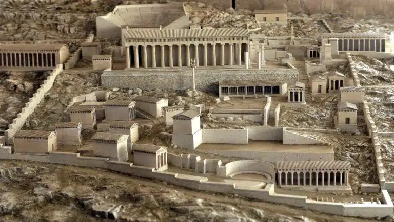 Maquette du sanctuaire d'Apollon de Delphes, musée archéologique de la ville - Auteur inconnu I Domaine public