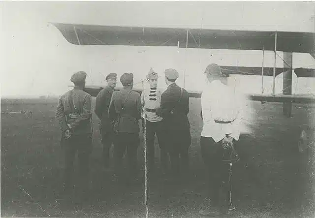 Tukhachevsky et des chefs de l'armée rouge au Tambov à côté d'un avion Voisin – Auteur inconnu | Domaine public