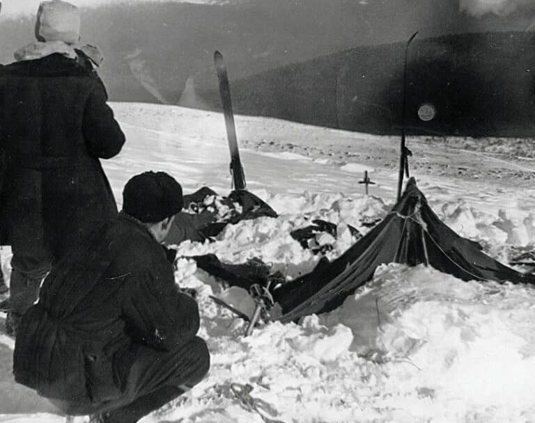 La tente telle qu'elle a été trouvée le 26 février 1959 - Investigateurs soviétiques | Domaine public