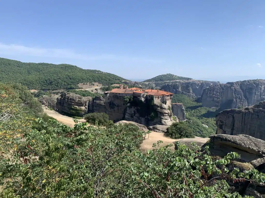 Les monastères aux Météores sont installés sur des pics rocheux, ils sont imprenables, comme posé sur le sommet de la montagne | Creative Commons BY-NC-SA