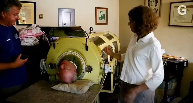 Paul Alexander dans son poumon d'acier, durant un reportage - The Last Few Polio Survivors