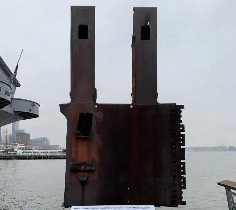 Vestige de l'attentat du 11 septembre 2001 à New York - Augustin Remond | Domaine public