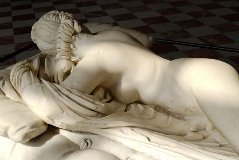 Hermaphrodite endormi, statue hellénistique en marbre, copie du IIe siècle d'un original du IIe siècle a.C, restauré en 1619 par D. Larique, musée du Louvre (Paris) I Domaine public
