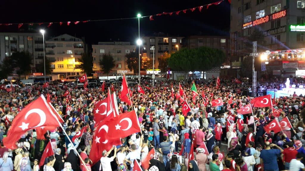 Manifestation contre le coup d'État à Istanbul, le 15 juillet 2016 - Maurice Flesier | Creative Commons BY-SA 4.0