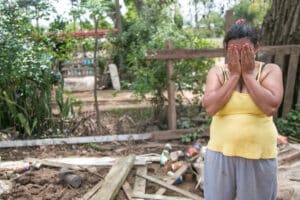 Une femme brésilienne désespérée par les dégâts d'El Niño - Caroline Ferraz/Sul21.com.br | CC BY-NC-SA 3.0 BR DEED