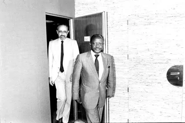 Edgard Pisani en 1981 en compagnie de Archibald Mogwe – European Communities (Yves Smets) | Creative Commons Attribution 4.0