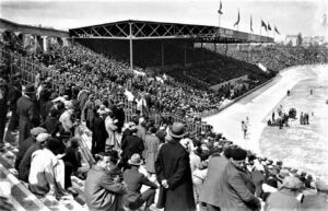 La traditionnelle arrivée finale du Tour de France sur l'ancien vélodrome du stade du Parc des Princes en juillet 1932 - Auteur inconnu (BnF) | Creative Commons BY-SA 4.0