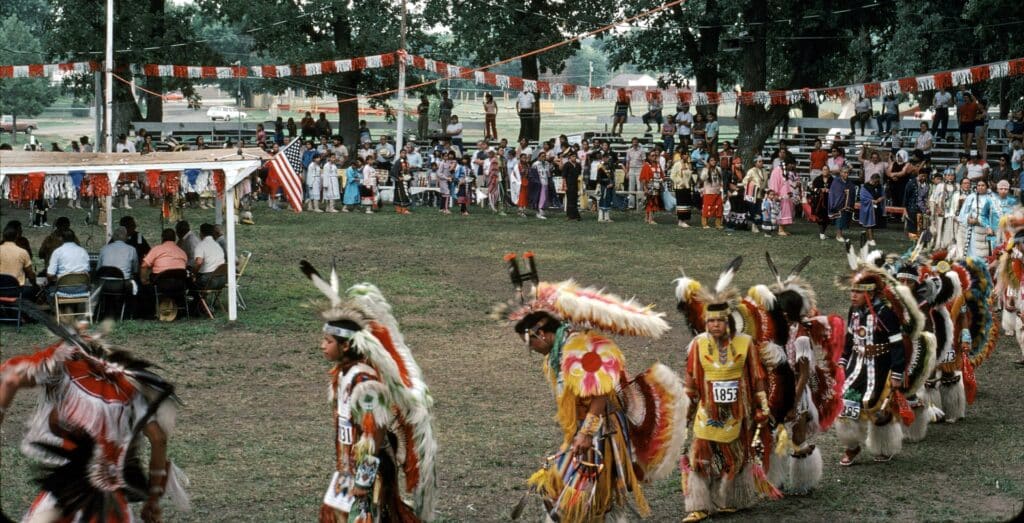 Pow-wow omaha, photographie de Dorothy Sarah Lee du 13 août 1983 - Dorothy Sarah Lee | Domaine Public