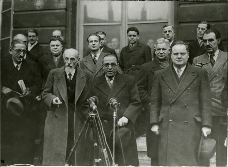 Le gouvernement Félix Gouin photographié sur le perron de l'Élysée à l'issue du premier conseil des ministres, fin janvier 1946. Gaston Defferre se trouve derrière Félix Gouin - Auteur inconnue | Domaine public