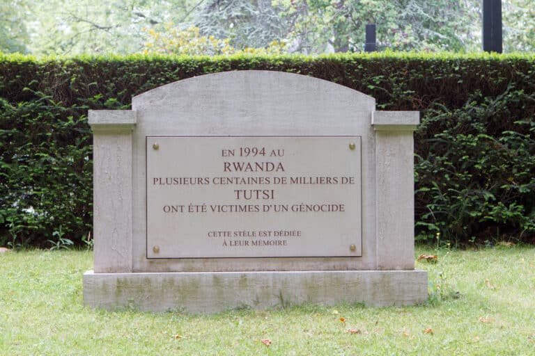 Stèle à la mémoire des victimes du génocide des Tutsi au Rwanda - Pierre-Yves Beaudouin | CC BY-SA 4.0 DEED