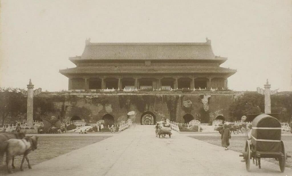 Vue de la place Tiananmen en 1901, à Beijing, en Chine - Auteur inconnu | Domaine public