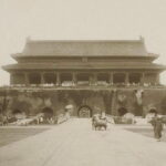 Vue de la place Tiananmen en 1901, à Beijing, en Chine - Auteur inconnu | Domaine public