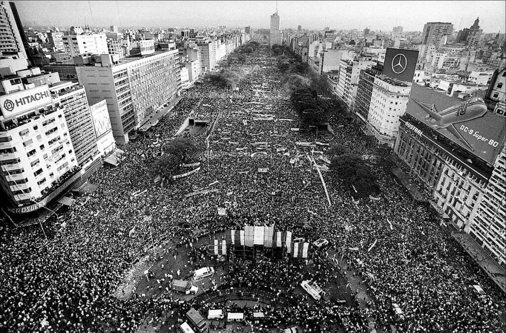 Célébration de la démocratisation de l'Argentine en 1983 - Marcelo Ranea [pseudo Wikipédia] | Domaine public