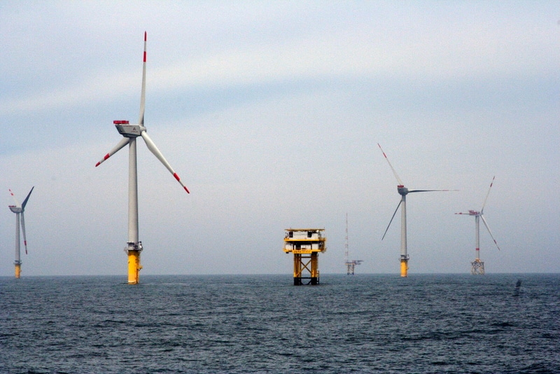 Éoliennes offshore et sous-station énergétique REpower de 5 MW, parc éolien offshore Alpha Ventus, German - Gary Norton, U.S. Department of Energy | Domaine Public