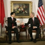 Hu Jintao avec George W. Bush - White House photo by Eric Draper | Domaine public
