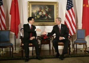 Hu Jintao avec George W. Bush - White House photo by Eric Draper | Domaine public