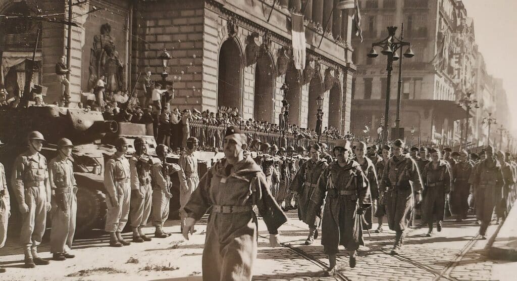 Le colonel Georges Leblanc défile sur la Canebière en tête du 1er GTM après la libération de la ville Auteur inconnu — Archives INA | Domaine public