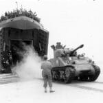 M4 Sherman du 12e régiment de chasseurs d'Afrique de la 2e DB débarquant d'un Landing Ship Tank en Normandie en août 1944 - US Army | Domaine public
