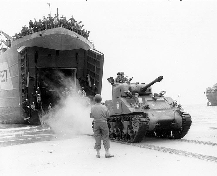M4 Sherman du 12e régiment de chasseurs d'Afrique de la 2e DB débarquant d'un Landing Ship Tank en Normandie en août 1944 - US Army | Domaine public